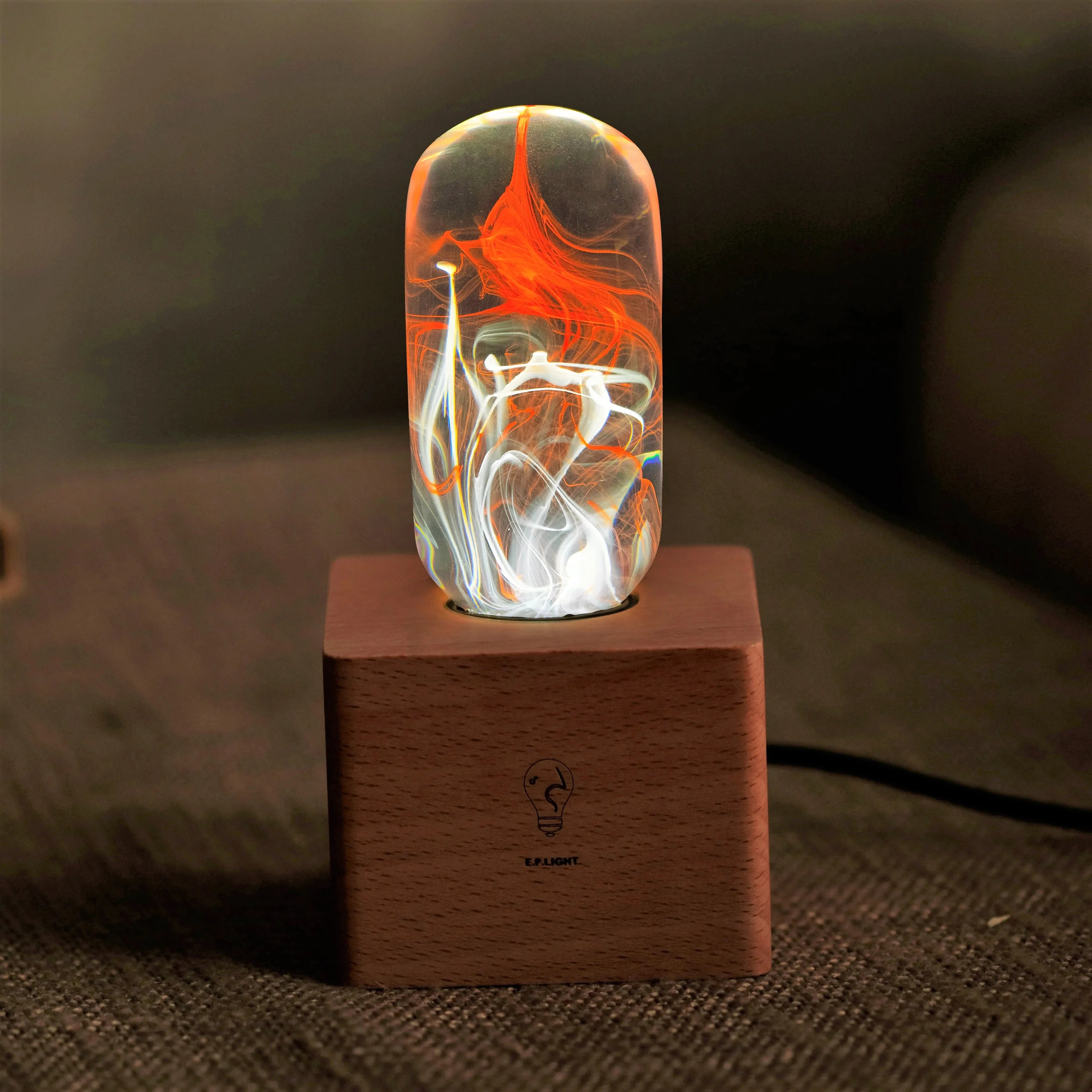 Light metal wooden desk lamp red and white creative environment magnificent unique retro style